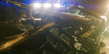 Alko-Fahrer prallt gegen Baum: Schwerverletzt davongelaufen