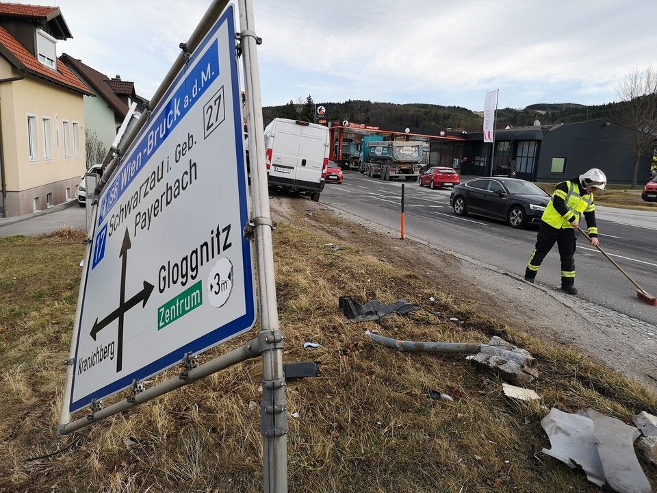 Klein-Lkw krachte gegen Tankstellen-Preistafel