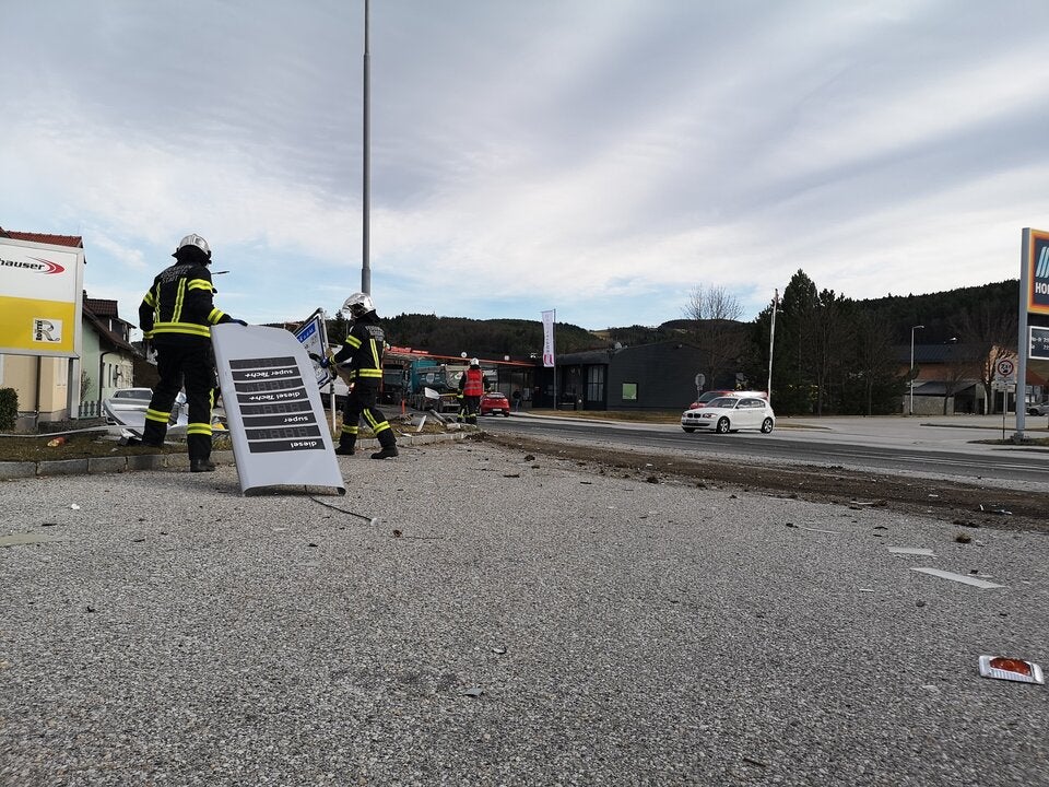 Klein-Lkw krachte gegen Tankstellen-Preistafel