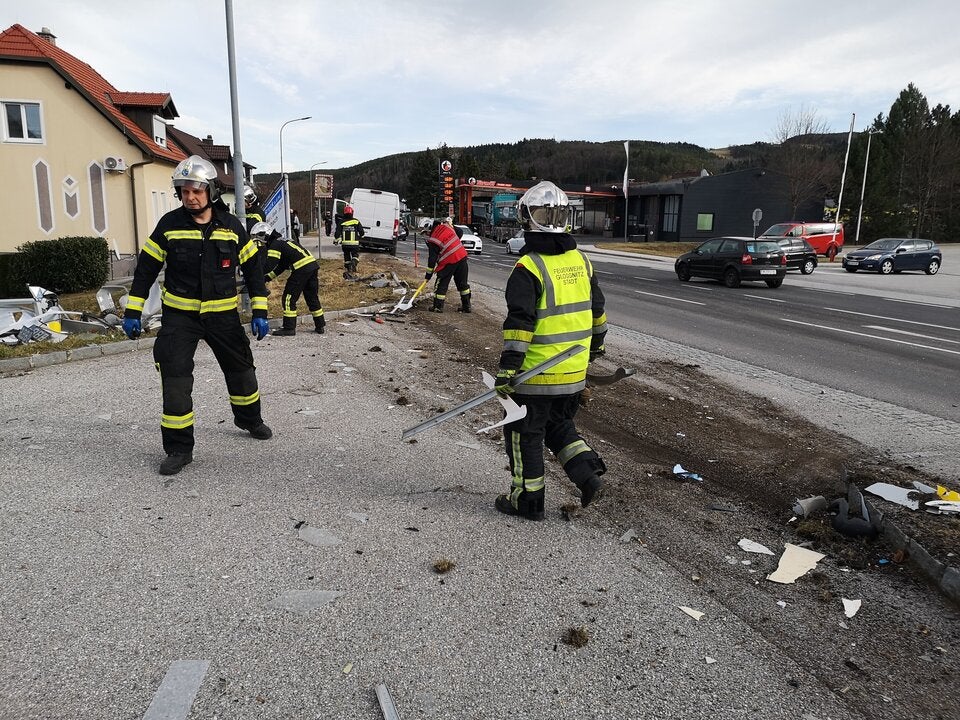 Klein-Lkw krachte gegen Tankstellen-Preistafel