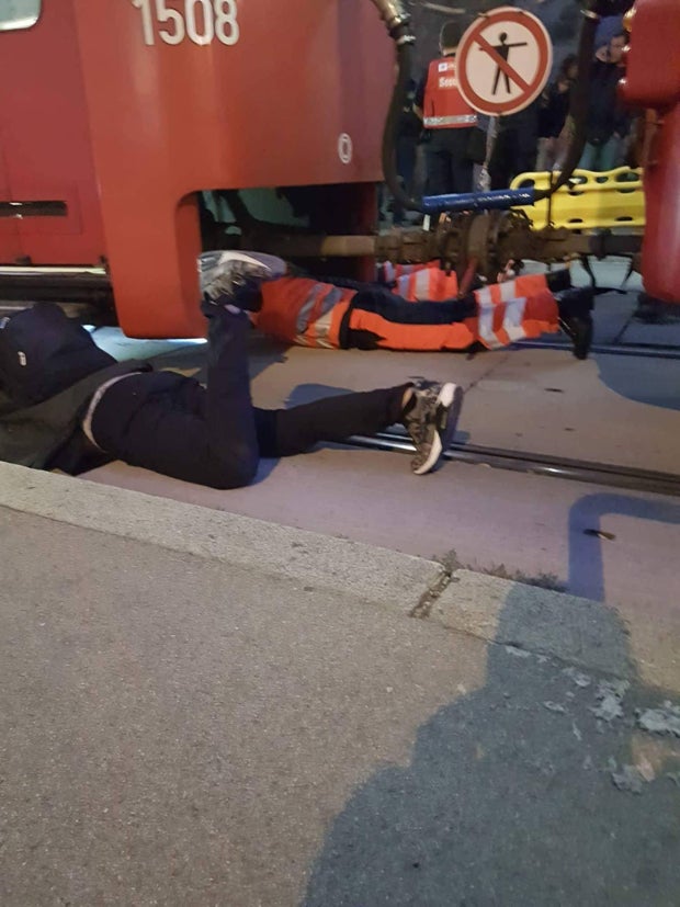 Unfall-Drama in Wien: Mann gerät zwischen Bim-Waggons