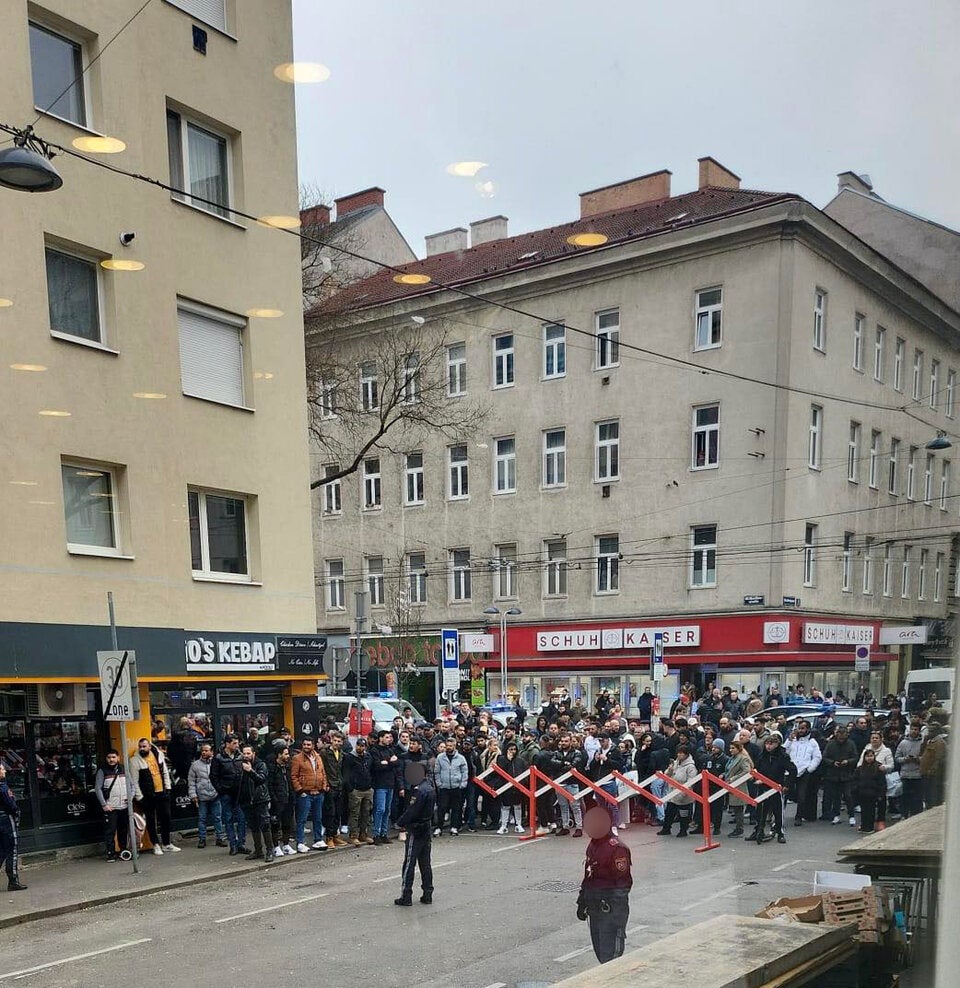 Erneut hindern Schaulustige Wiener Polizei an Amthandlung