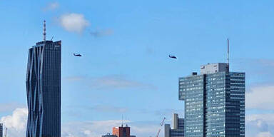 Black-Hawk-Hubschrauber &uuml;ber Wien