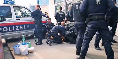 Pr&uuml;gel-Cop misshandelte Klima-Aktivist