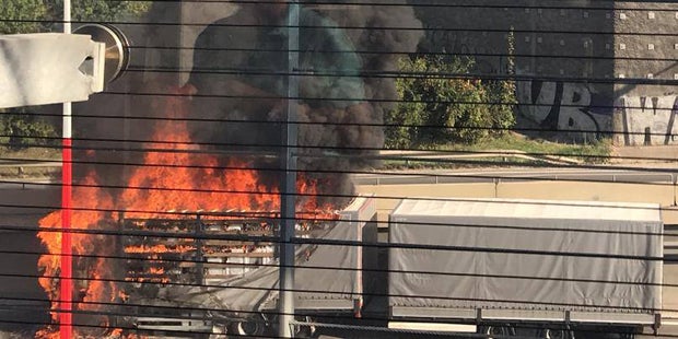 Lkw brennt auf Tangente