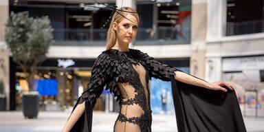 Beatrice K&ouml;rmer im schwarzen Kleid 1