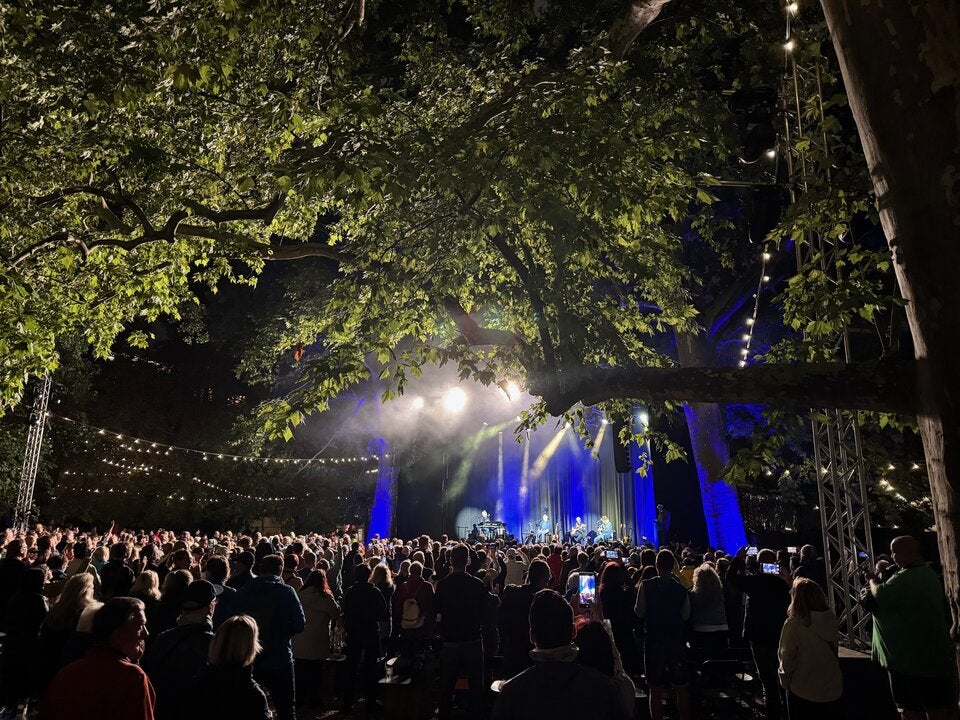 Ambros ließ mit Hit-Feuerwerk den Park beben