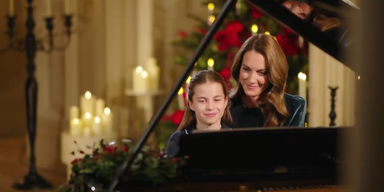 Royale Weihnachten: Kate zaubert mit Tochter Charlotte am Klavier