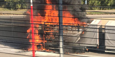 Lkw brennt auf Tangente