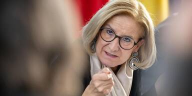 Landeshauptfrau zur 100 Sitzung: stolz auf mehr als 3.000 Beschl&uuml;sse