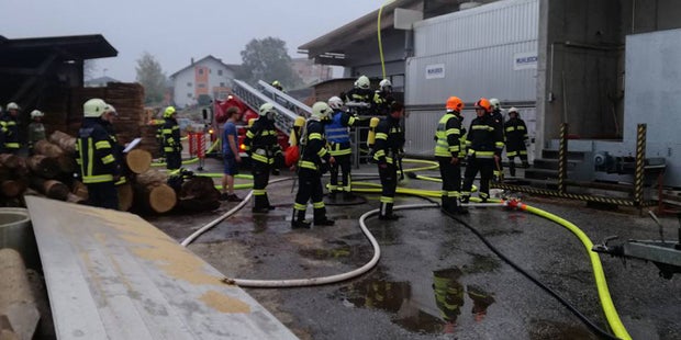 Großbrand in Tischlerei: Feuer gelöscht