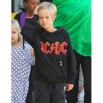 Angelina Jolie & Brad Pitt mit ihren Kindern am Flughafen