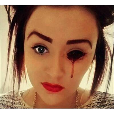 Dieses Mädchen weint Blut