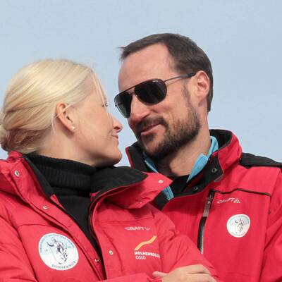 Haakon & Mette-Marit verliebt beim Skispringen