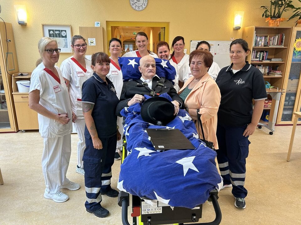 Trotz schwerer Krankheit: So feierte Opa 