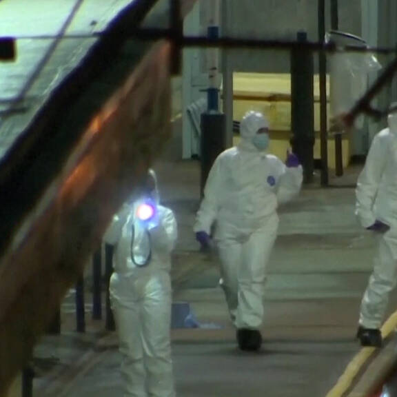 Messerattacke in Zug in England: Zwei Verletzte weiterhin in Lebensgefahr