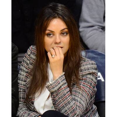 Mila Kunis zeigt bei Basketball-Spiel ihren Verlobungsring