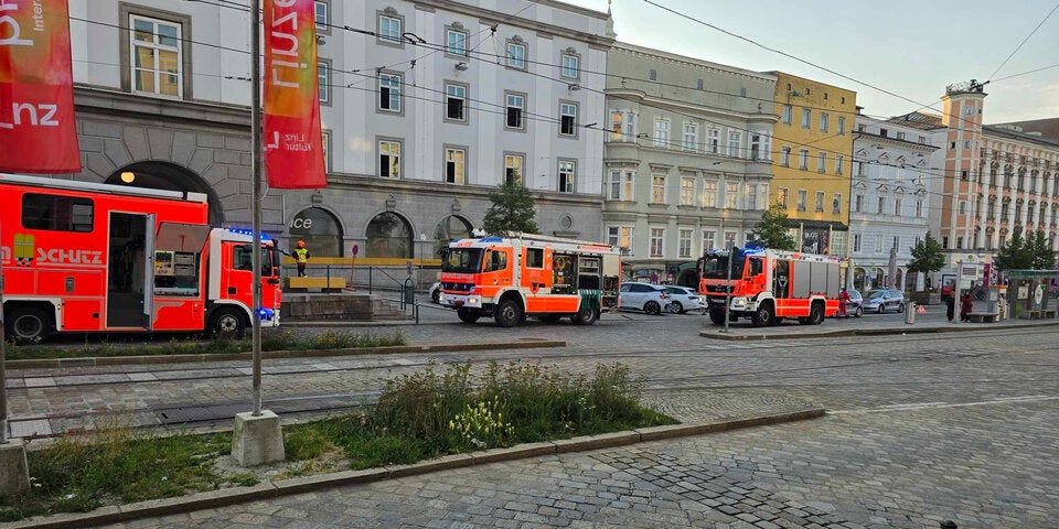 Schwarze Rauchsäule: Kunstuni in Linz brennt