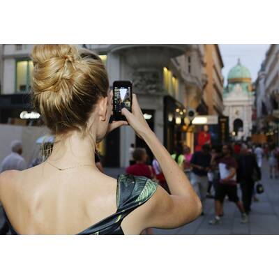 Poppy Delevingne shoppt in Wien