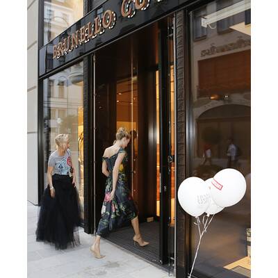 Poppy Delevingne shoppt in Wien