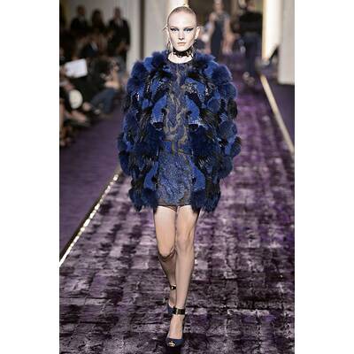 Atelier Versace: J.Lo in Rock & Kleid zugleich