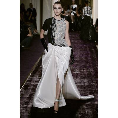 Atelier Versace: J.Lo in Rock & Kleid zugleich