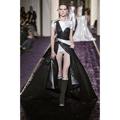 Atelier Versace: J.Lo in Rock & Kleid zugleich