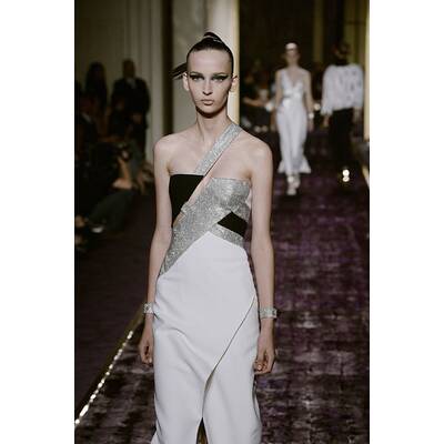 Atelier Versace: J.Lo in Rock & Kleid zugleich