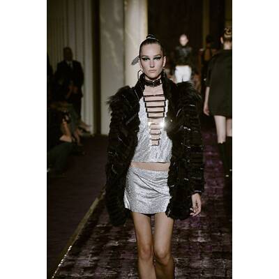 Atelier Versace: J.Lo in Rock & Kleid zugleich