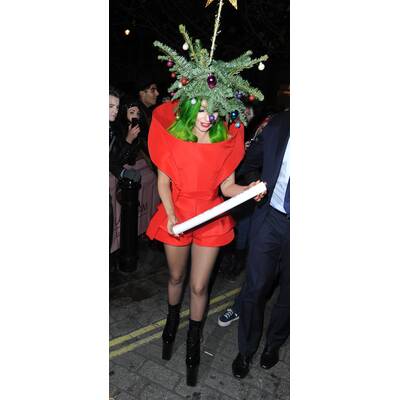 Lady Gaga als lebendiger Weihnachtsbaum