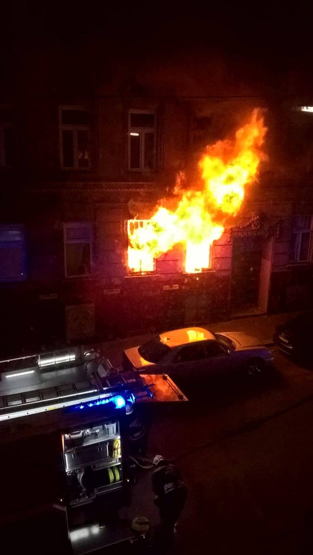 Baby gerettet: Video zeigt Flammen-Meer