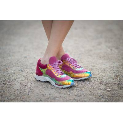 Drei Frauen, ein Kleid 