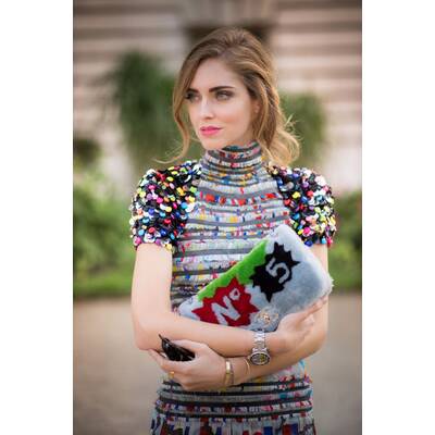 Drei Frauen, ein Kleid 