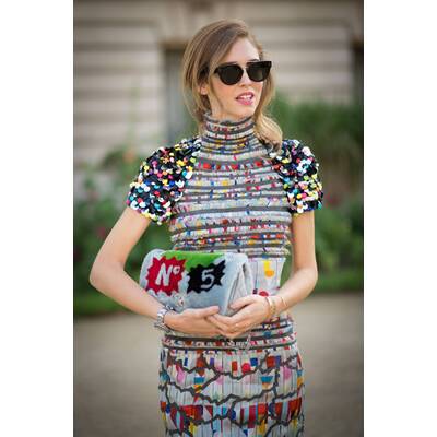 Drei Frauen, ein Kleid 