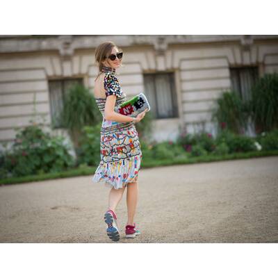 Drei Frauen, ein Kleid 