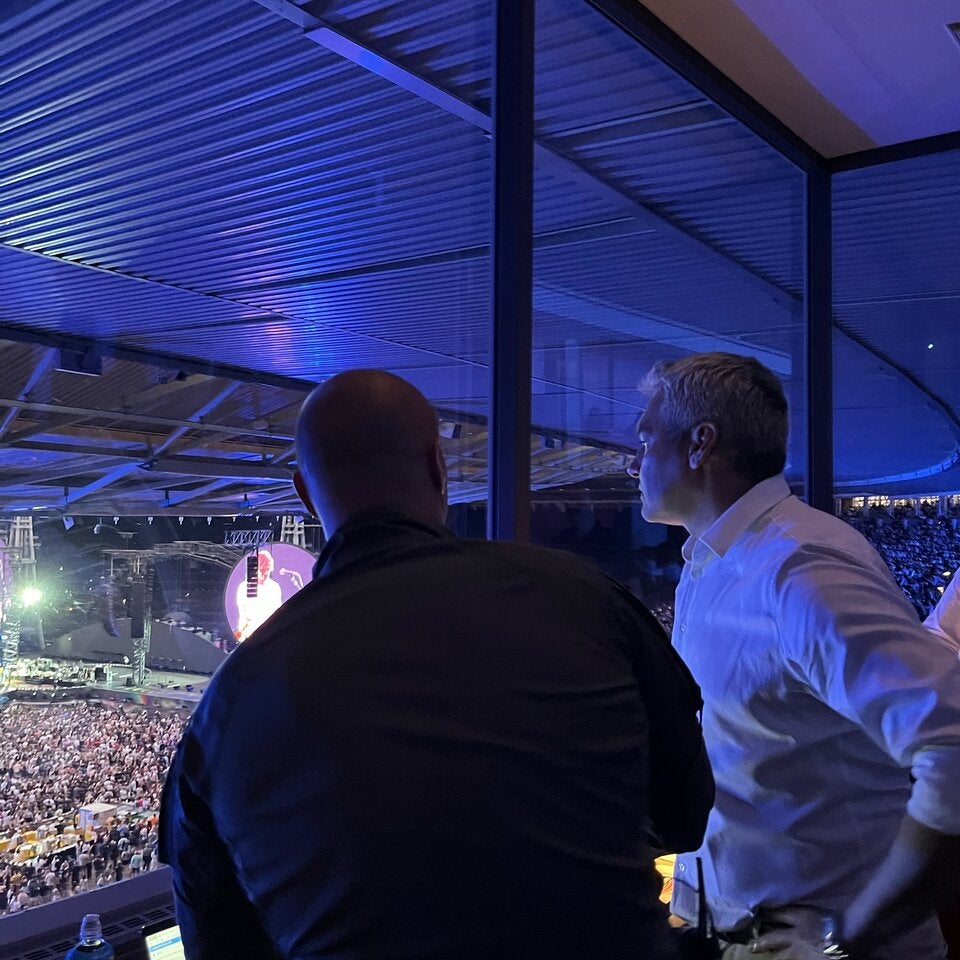 Karl Nehammer im Gespräch mit den Einsatzkräften vor Ort.