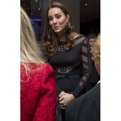Herzogin Kate führt Babybauch aus