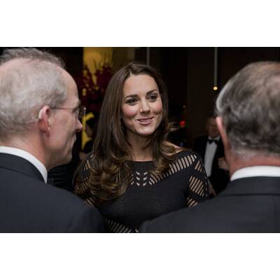 Herzogin Kate führt Babybauch aus