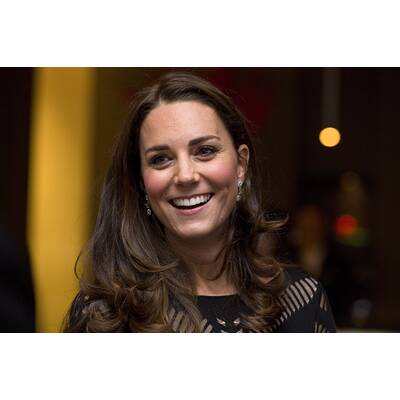 Herzogin Kate führt Babybauch aus