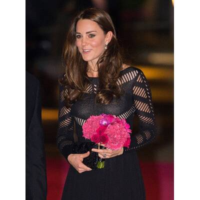 Herzogin Kate führt Babybauch aus