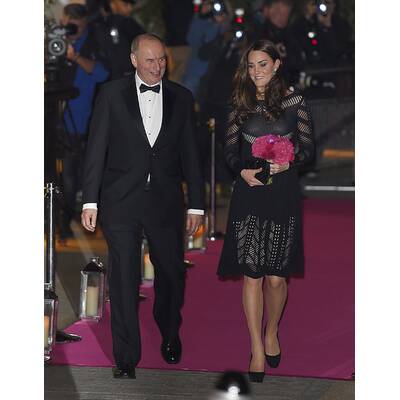 Herzogin Kate führt Babybauch aus