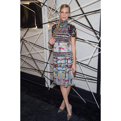 Drei Frauen, ein Kleid 