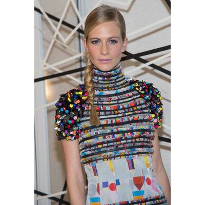 Drei Frauen, ein Kleid 