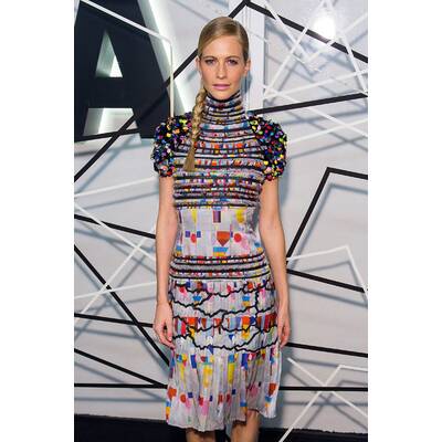 Drei Frauen, ein Kleid 