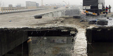 Lkw flog über sechs-Meter-Autobahn-Loch