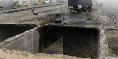 Lkw flog über sechs-Meter-Autobahn-Loch