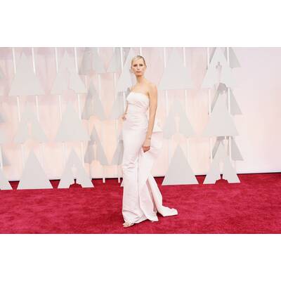 Lady Gaga in Alaia // Schmuck von Lorraine Schwartz & Keira Knightley in Valentino