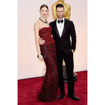 Lady Gaga in Alaia // Schmuck von Lorraine Schwartz & Keira Knightley in Valentino