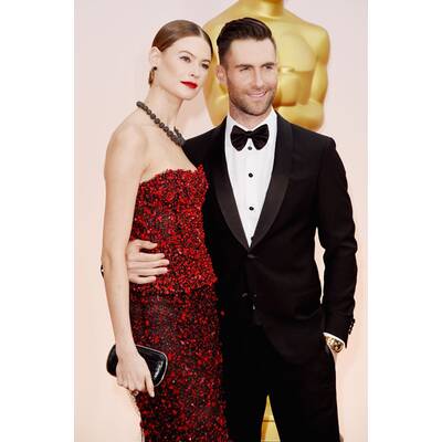 Lady Gaga in Alaia // Schmuck von Lorraine Schwartz & Keira Knightley in Valentino