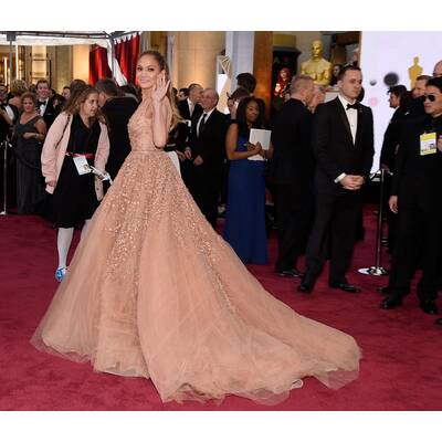 Lady Gaga in Alaia // Schmuck von Lorraine Schwartz & Keira Knightley in Valentino